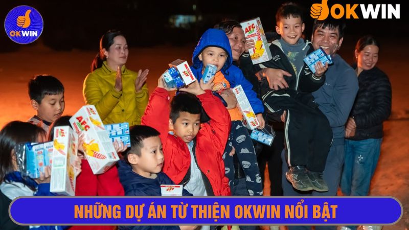 Đoàn tình nguyện trao quà tặng cho các em học sinh